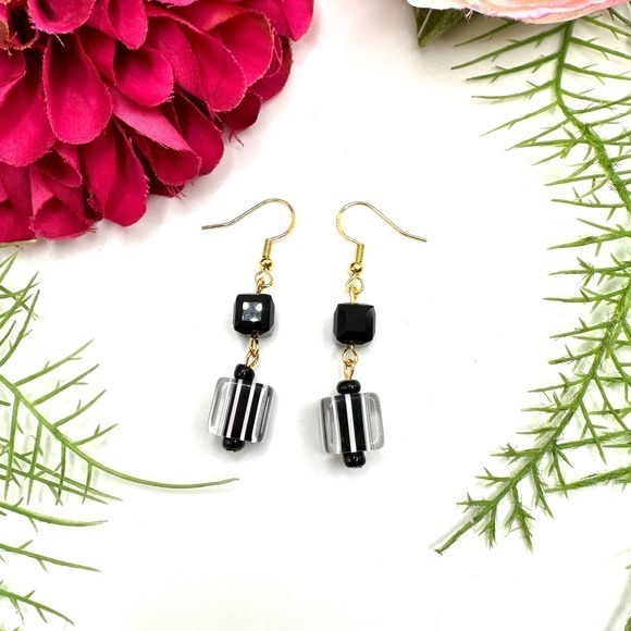 Jewelry - NEW⚜️Spun Glass & Black Crystal Beaded Earrings
